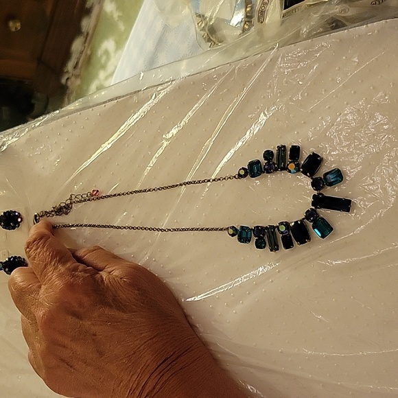 Sorrelli blue green necklace w complimenting earrings - Picture 3 of 4